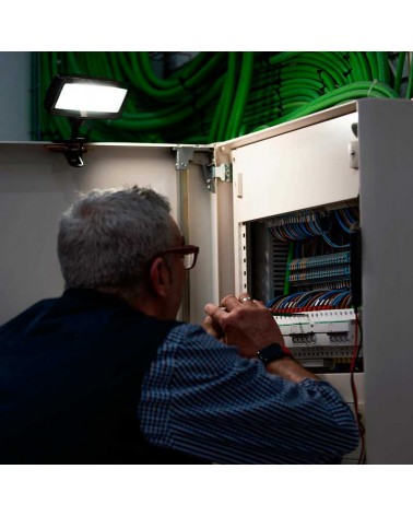 LED projector with battery and clamp 10W 110º  CCT SWITCH 3000K/4000K/5000K