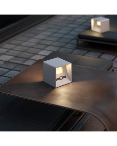 Aplique de exterior con batería 10cm Luz superior e inferior LED 6W Aluminio con sensor de presencia blanco negro corten