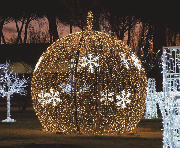 iluminacion-navideña-Bolas-de navidad gigantes para la acera