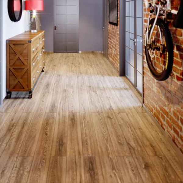 pasillo iluminado con luz natural