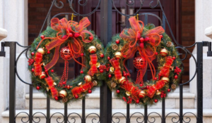 coronas en balcones navideños